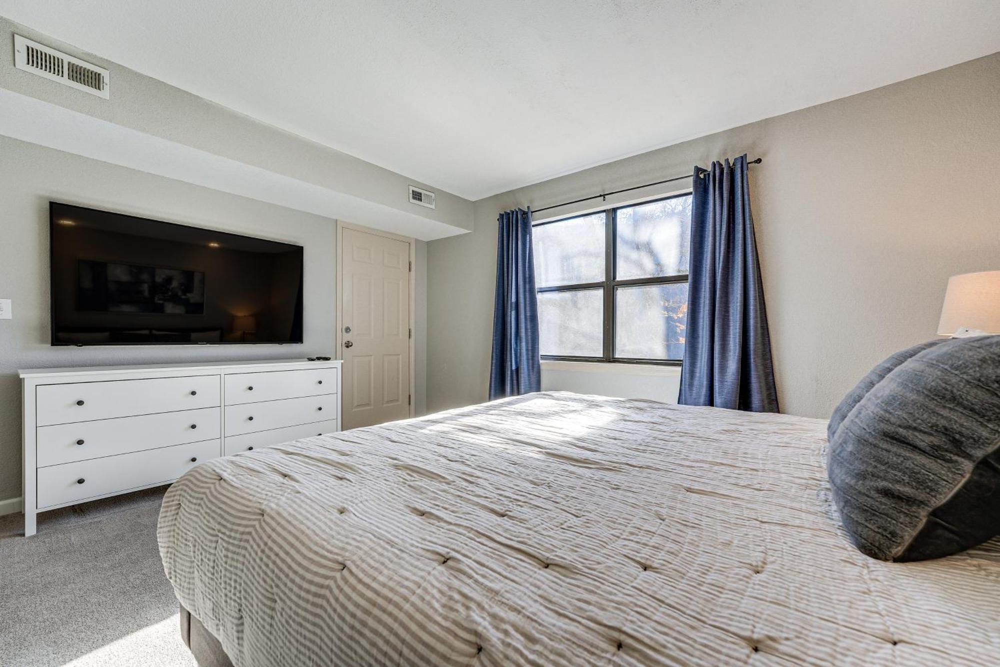 Lakefront Penthouse With Amenities! Branson