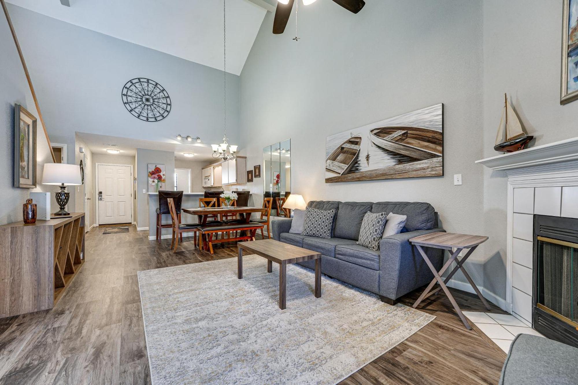 Lakefront Penthouse With Amenities! *