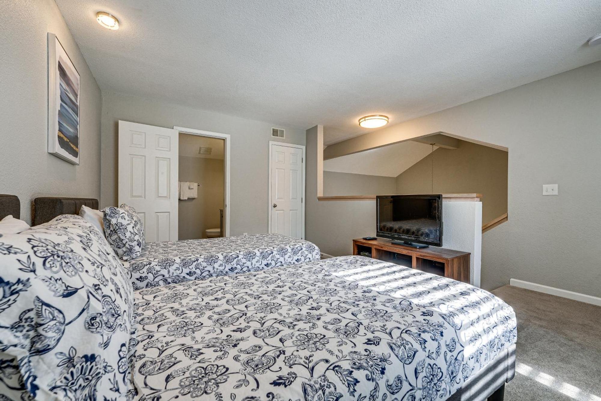 Apartment Lakefront Penthouse With Amenities!
